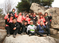 산에 올라 단체사진을 찍는 모습