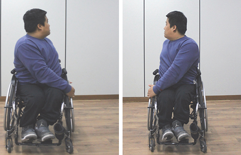 무릎 세워 상체 비틀기를 휠체어에서 실시하고 있는 남자 사진 2장