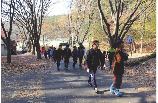 산으로 걸어 올라가고 있는 아이들 모습