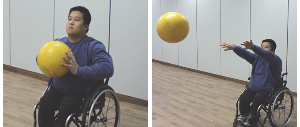 휠체어에 앉아 메디신볼 던지기(medicine ball put)를 하고 있는 남자 사진 2장(동작은 아래 표 참조)