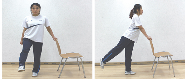 의자 잡고 균형 잡기 루틴 프로그램을 하고 있는 여자 사진 2장(동작은 아래 표 참조)