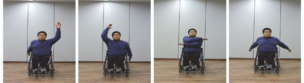 휠체어에 앉아 팔 흔들기를 하고 있는 남자 사진 4장(동작은 아래 표 참조)
