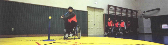 휠체어에 앉아 공을 치기 직전인 남자의 모습