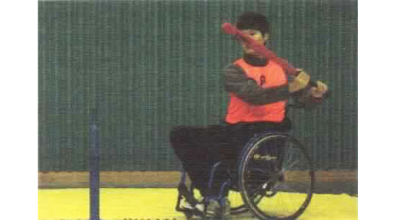 반칙타격 사진(휠체어에 앉아 배트를 잡고 있는 남자와 공이 없는 배팅티)