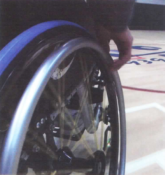 휠체어 바퀴와 손